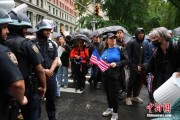 南漳美国多地举行“没有国王”抗议活动